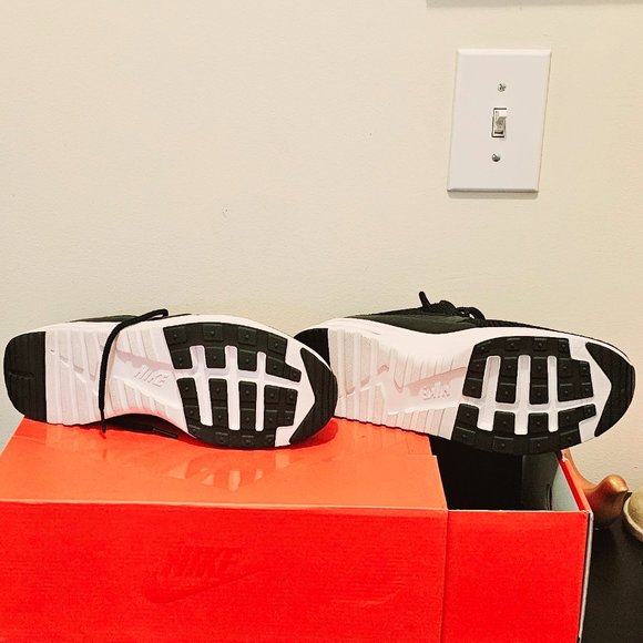 Nike/Sneakers - Picture 2 of 8